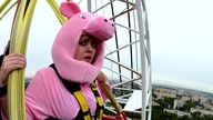 SKOK NA BUNGEE W STROJU ŚWINI !