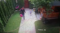 Tata ratuje córkę przed atakiem psa