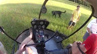 Pilot helikoptera ściąga z drzewa samolot RC