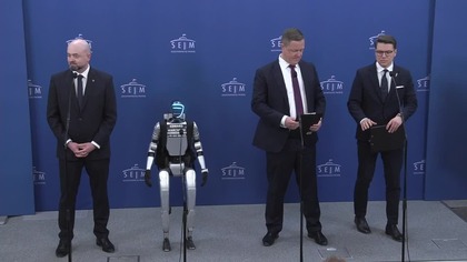 TEGO JESZCZE NIE BYŁO! PIERWSZY W HISTORII ROBOT W SEJMIE!