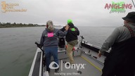 Wędkarze uciekają przed rozpędzoną łodzią motorową która wbija się w nich