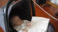 Informatyk usypia dziecko