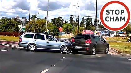 Kolizja w Lublinie. Skrzyżowanie ul. Diamentowa/Wrotkowska , które jest często mylone z rondem.
Ale mała ciekawostka. Auto na ukraińskich numerach które nie było sprawca zdarzenia odjechało z miejsce zdarzenia. Czyżby niewiedza, a może coś innego było przyczyną?
24.08.2025 Lublin