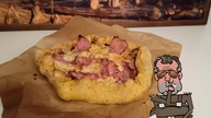 Pizza po Knursku Brzegi ze smalcem i parówkami