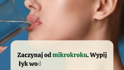 Wiesz, co zajmuje mniej niż 2 minuty, a może zmienić Twoje zdrowie?
Łyk wody.

Serio. Jeden łyk przy porannej kawie. Drugi przed wyjściem z domu. Potem już samo się kręci.

To zasada 2 minut: mikro-nawyki, które nie wymagają wysiłku, ale uruchamiają zmianę. Bo nie chodzi o to, że wypijesz litr na raz. Chodzi o to, że stajesz się osobą, która sięga po wodę naturalnie.

Z czasem butelka sama pojawia się w torbie. Szklanka trafia na szafkę nocną. 

Nie czekaj, aż zachce Ci się pić. Uprzedzaj pragnienie. Małymi łykami.