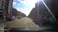 Łódź: Rowerzysta o mały włos nie wpada pod samochód po potrąceniu drzwiami