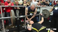 13-letnia dziewczyna bierze 110 kg na klatę