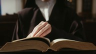 Ks.  Piotr Glas Szatan najpierw nas znieczula, potem ogłupia i na końcu wciąga