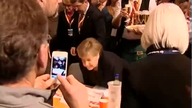 Wylał piwo na kanclerz Niemiec
