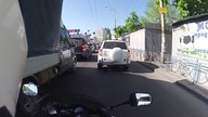 Motocyklista podejmuje interwencję i odzyskuje skradzioną torebkę
