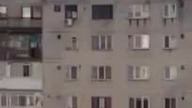 Samob&oacute;jca skacze z dachu