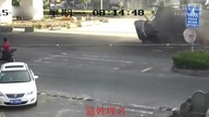 Samochód zostaje zmiażdżony przez cysternę +18