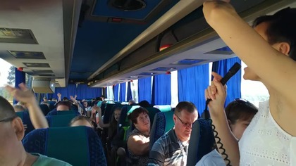 Aniołki z Markuszowa śpiewają w autokarze.