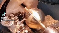 IŻYK - obrabiamy mosiężną kulę za pomocą tokarki!