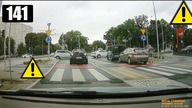 Wnerwiony dziadek na przejściu dla pieszych