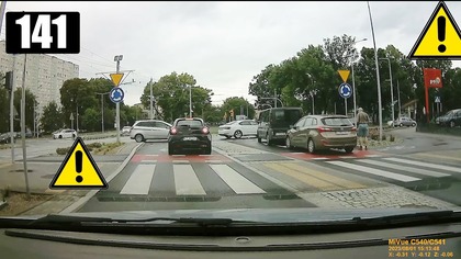 Wnerwiony dziadek na przejściu dla pieszych