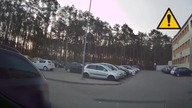 Pani w Peugotcie uderza w prawdiłowo zaparkowany VW Polo i odjeżdza z miejsca zdarzenia