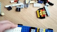 Składanie klocków LEGO i reakcja na zrobienie błędu