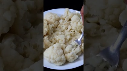  SUBSKRYBUJ http://bit.ly/2sc96zb i bądź na bieżąco!
 Polajkuj FANPAGE :  http://bit.ly/2sc9JJ3
 Odwiedź stronę z przepisami: http://bit.ly/2sm9d9z
 INSTAGRAM: http://bit.ly/2smdN7K


 Wesprzyj kanał na YouTube: https://www.youtube.com/channel/UChPsXhEMMl1pF3BmFdB4LNg/join


 KONTAKT / WSPÓŁPRACA
e-mail : mkm5168@gmail.com



****************************************************************************



Kotlety z kalafiora, jajek i żółtego sera to znakomita propozycja na obiad dla całej rodziny, są pełne smaku, sycące i odżywcze. Jeśli szukacie kreatywnego sposobu na wykorzystanie kalafiora i chcecie spróbować czegoś innego niż tradycyjne kotlety mięsne, to ten przepis jest dla Was! 



składniki na około 15 sztuk

1 średni ugotowany kalafior

200 g żółtego sera

3 jajka ugotowane na twardo

2 cebule

1 pęczek natki pietruszki

1 surowe jajko

1/2 - 3/4 szklanki bułki tartej
+ bułka tarta do panierowania

olej do smażenia

1 płaska łyżeczka czosnku granulowanego

1 łyżeczka czarnego pieprzu

sól



****************************************************************************



Po więcej pysznych przepisów zapraszam na stronę :
http://smakowitedania.com/

Sprawdź inne moje przepisy na pyszne dania:
https://www.youtube.com/playlist?listPLpKM13jxacYOUYFb1qDInZ45VdWZJ-Q4H


#smakowitedania #kanałkulinarny  #prostyobiad #pysznyobiad #pulpetywsosiepomidorowym