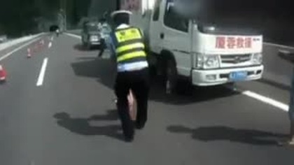 Dziesiątki świń na autostradzie  Policja miała sporo pracy   