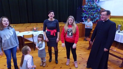 Zabawa Jeśli kochasz Pana Boga klaśnij w dłonie - 2.  rocznica Aniołków - 1. 01. 2019 r.