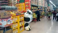 Krowa tańczy w markecie
