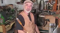 Stylowy dziadek prezentuje swoje organy
