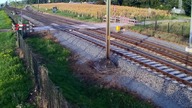 Rowerzysta cudem ucieka przed pociągiem