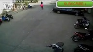 8 kolesi z pałkami vs 1 facet z bronią
