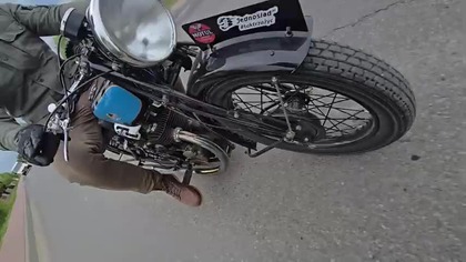 Jeden motocykl padł.  Pchamy, byle dojechać do domu