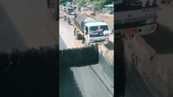 Czy ta ciężarówka zaraz wjedzie do dziury?