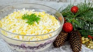 Sałatka warstwowa ze śledziem - Jak zrobić - [Smakowite Dania]