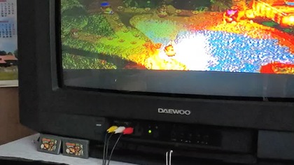 Gramy w grę Donkey Kong Country. Kartridż był brzydki, bateria była jakby wylana. Nie miała prawa działać..
..czyżby?