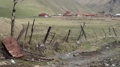 Zawrócenie przez wojskowy patrol w Gruzji - okolice Kobi.