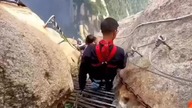 Wspinaczka w parku Huashan w Chinach