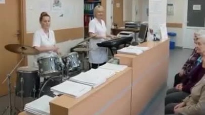 Tymczasem w przychodni, do której zadzwonisz dodzwonić.. mp4 686x432