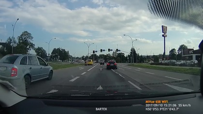 Bezmyślna kobieta na przejściu dla pieszych