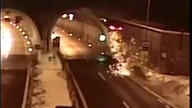 BMW wylatuje w powietrze i uderza w tunel na autostradzie