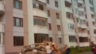Skok z 4 piętra w kartony