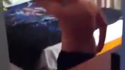 Nakryła młodszego brata