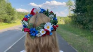 Step-by-Step: Folkowy wianek g&oacute;ralski na głowę ze sztucznych kwiat&oacute;w w stylu Cleo