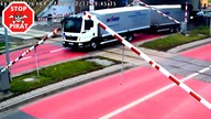 Pojazd egzaminacyjny WORD wjeżdża na czerwonym i wyłamuje rogatki we Wrocławiu.  STOP PIRAT