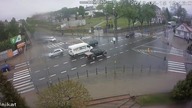 Jadący na akcję samochód strażacki uderza w dom