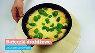 Bułeczki drożdżowe z sosem serowym