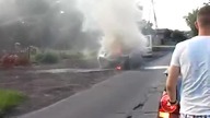 Gaszenie samochodu wężem ogrodowym
