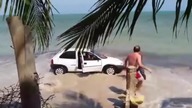 Zdenerwowany rodzic atakuje plażowych cwaniaczków