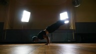 Pokaz siły breakdancera