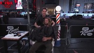 Jim Carrey obcina przechodni&oacute;w na ulicy