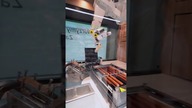 Ten robot potrafi robić Hot dogi! 