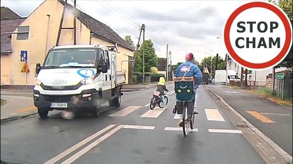 Dziecko do 10 lat na ciągu pieszo-rowerowym, a opiekun dziecka na jezdni.
Pani mnie blokowała aby dziecko mogło przejechać. Ale na drodze są czasami sytuacji nieoczywiste. Kierujący dostawczakiem zaskoczył wszystkich...

 Chrząstowice woj. Opolskie